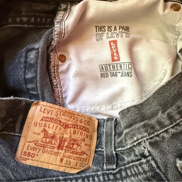 Levi's 550 High Rise Shortie Distressed BlackGray Denim Shorts Waist Size 34 - Picture 5 of 6